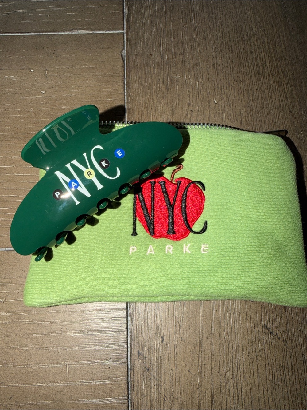Parke NWT New York pop up NYC Green Claw Clip & Pouch with NY Apple - Picture 3 of 5